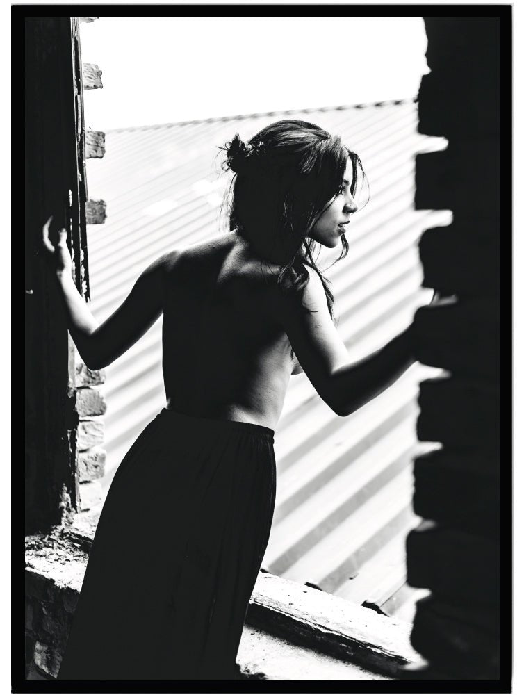 Poster Woman in window - Dekortorget