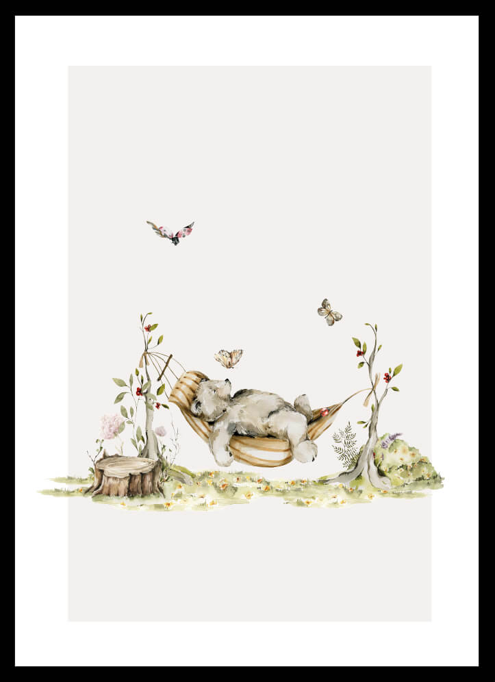 Poster Björn i hängmatta - lekfull barntavla med en björn som slappar i hängmatta omgiven av blommor och fjärilar.