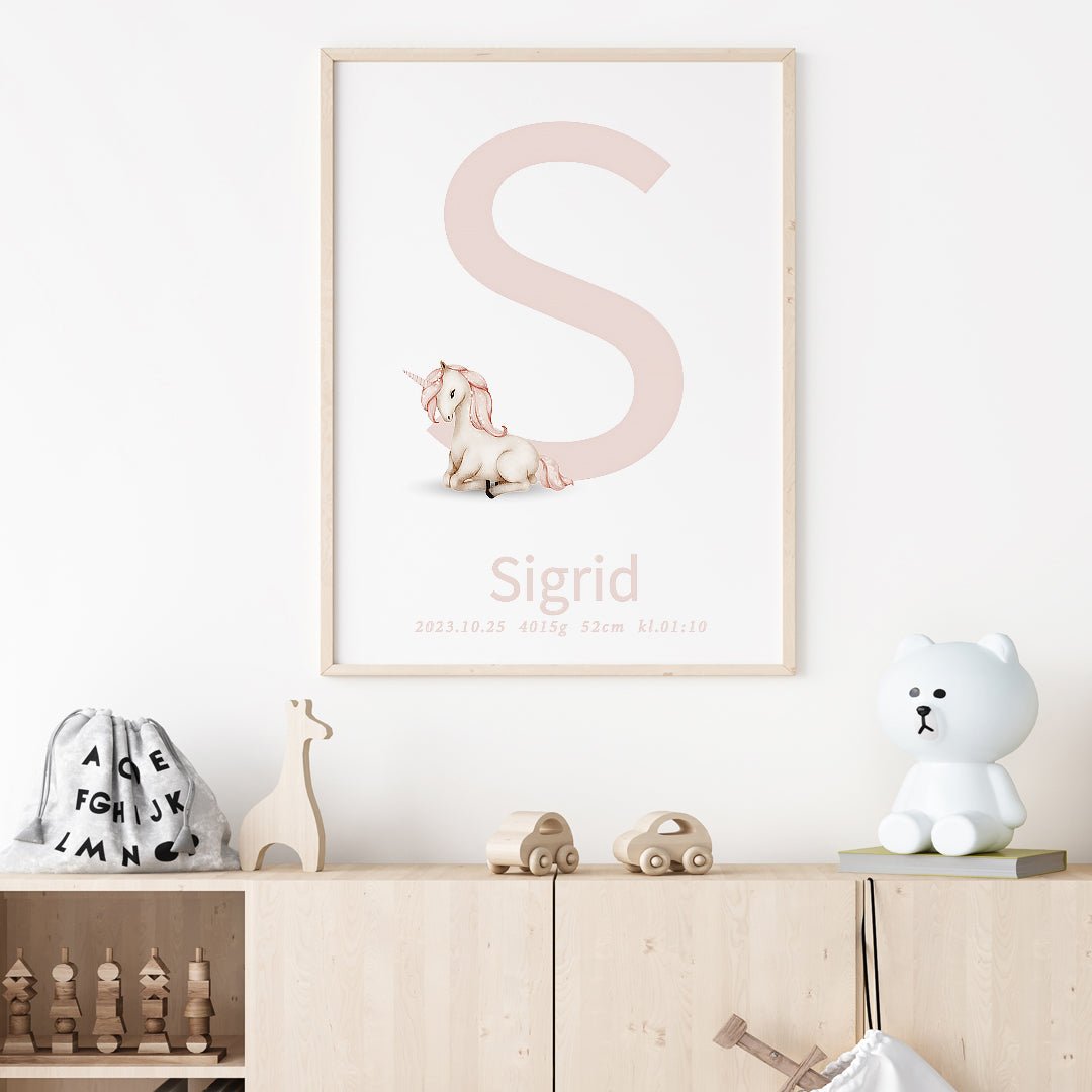 Namntavla Bokstav rosa med enhörning - Dekortorget