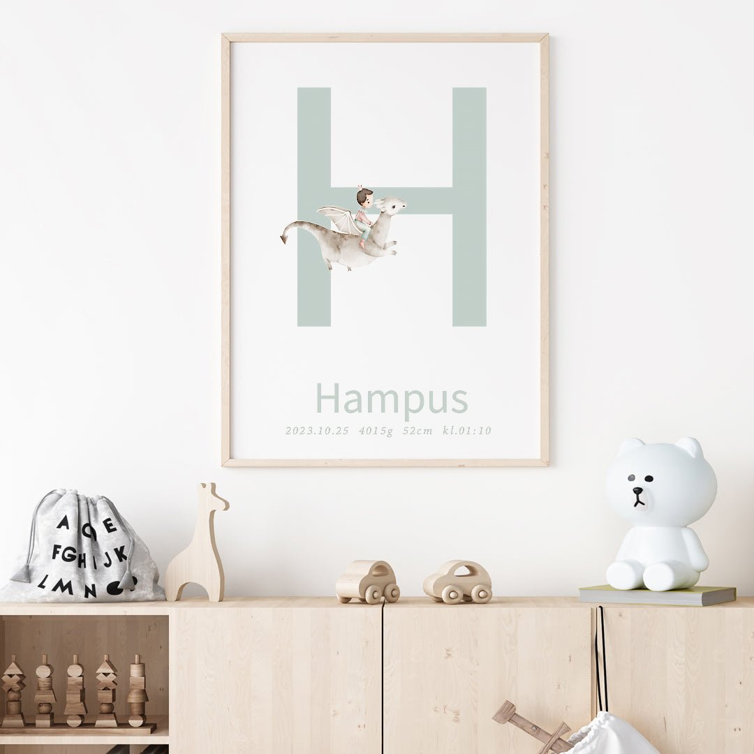 Namntavla Bokstav turkos med drake - Dekortorget