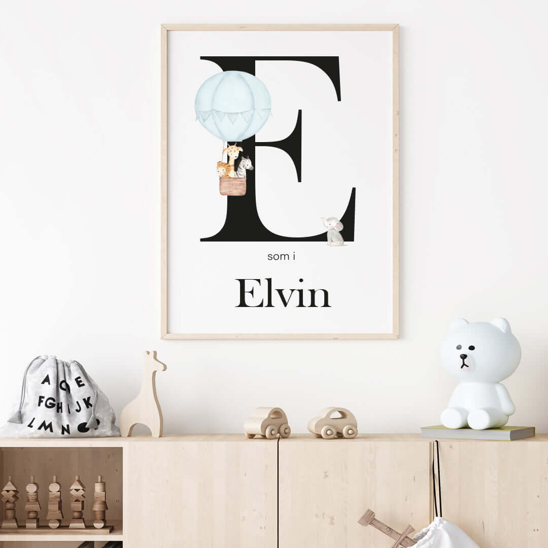 Namntavla Bokstav med luftballong blå - Dekortorget