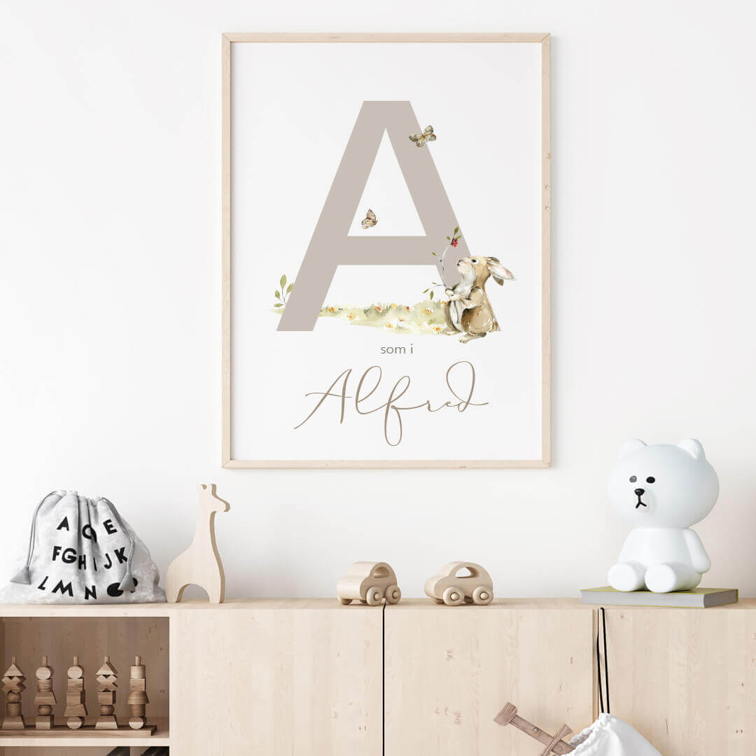 Namntavla Bokstav beige med kanin - Dekortorget