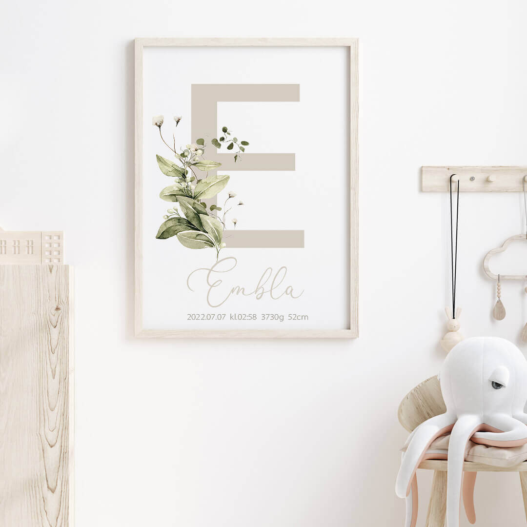 Namntavla Bokstav med blommor beige