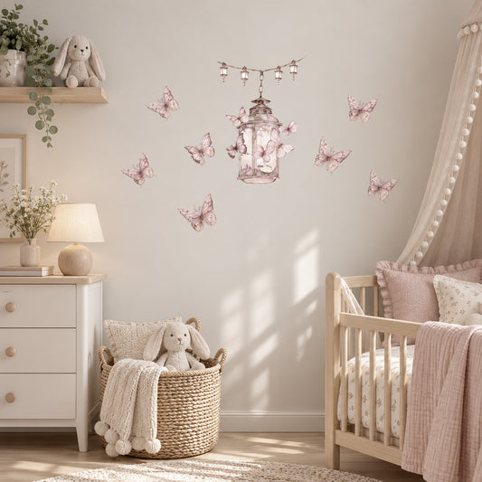 Väggdekor lykta med rosa fjärilar i barnrum