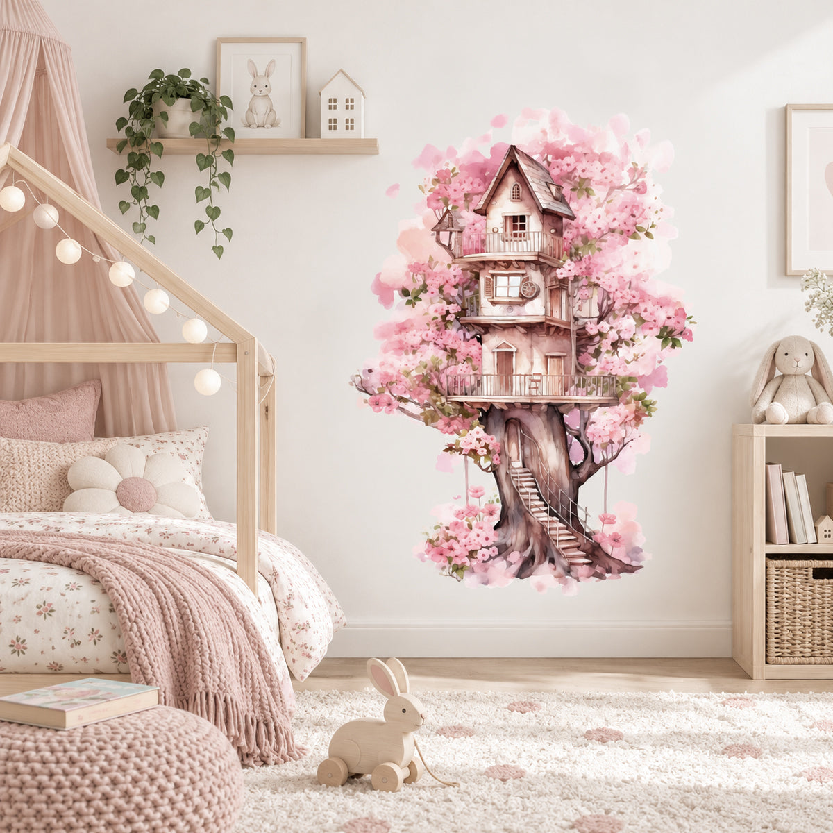 Väggdekor trädhus med rosa blommor i barnrum