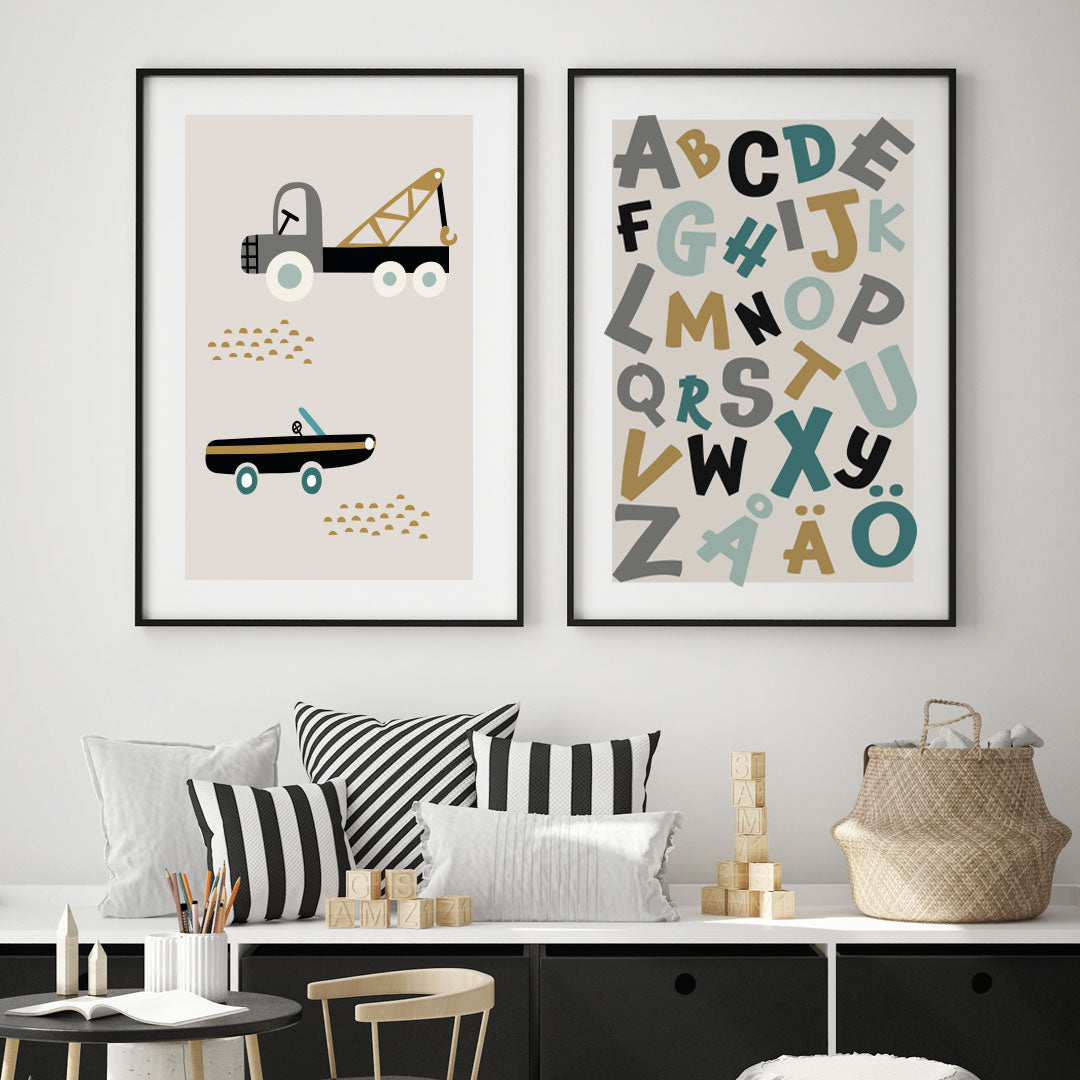 Poster med alfabet senapsgult