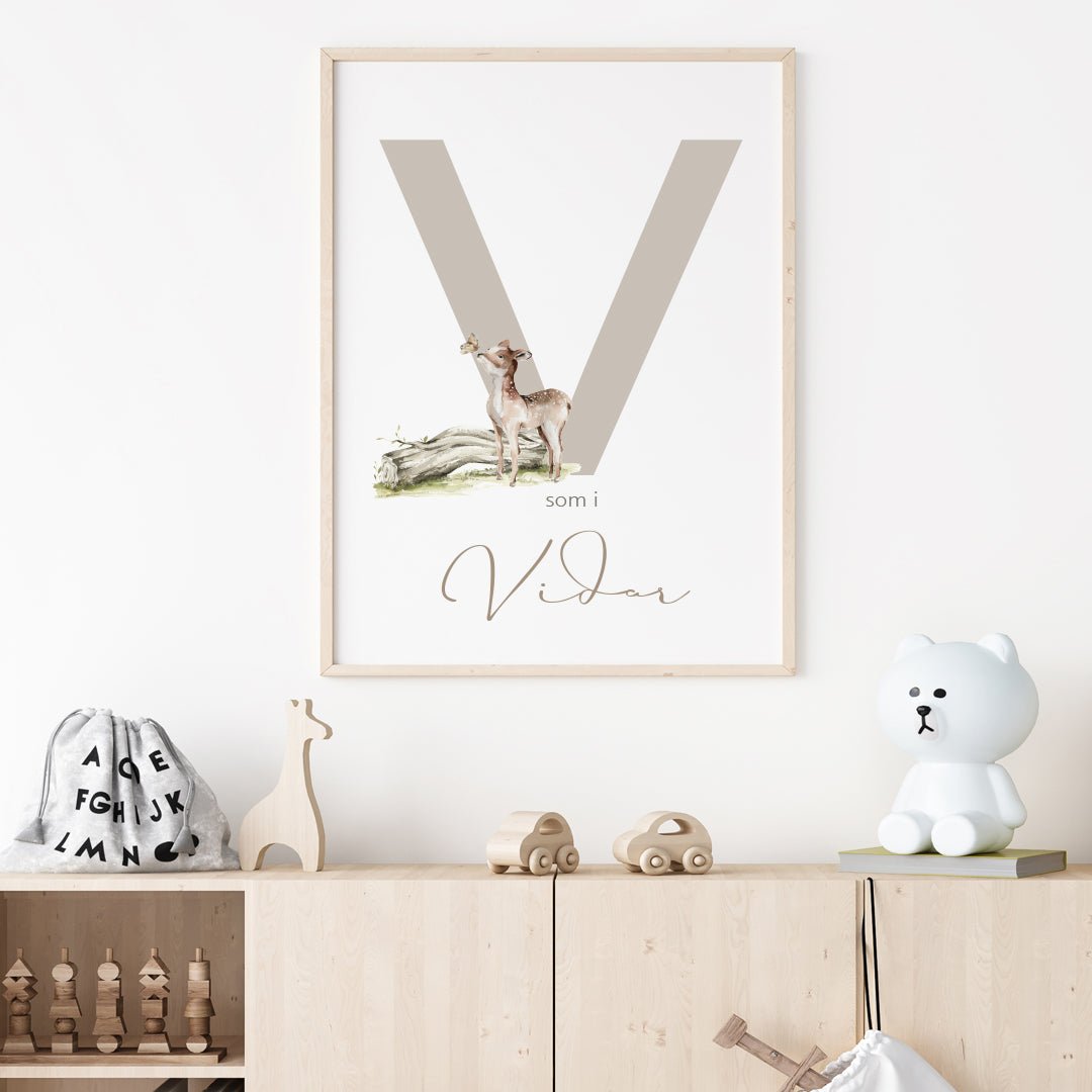 Namntavla Bokstav beige med rådjur - Dekortorget