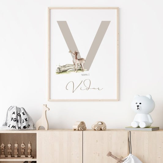 Namntavla Bokstav beige med rådjur - Dekortorget