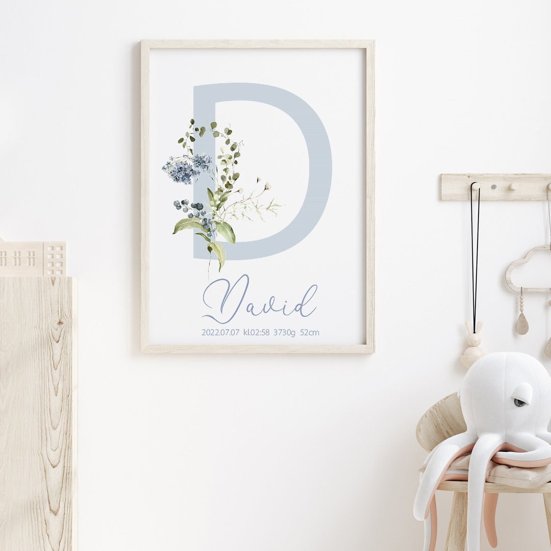 Namntavla Bokstav med blommor blå - Dekortorget