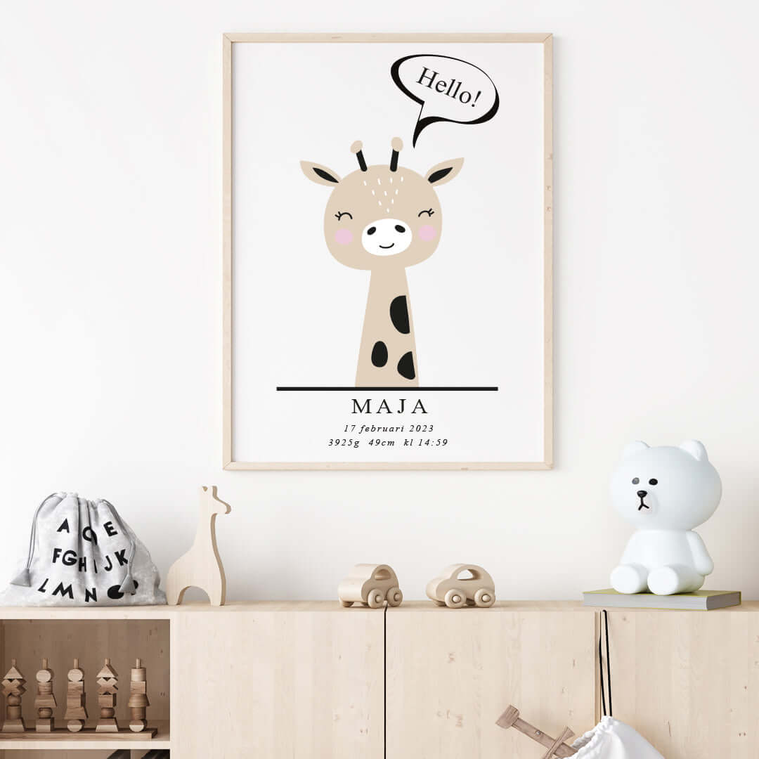 Namntavla Little giraffe featuring a cartoon giraffe and personalized text for children's room decor.