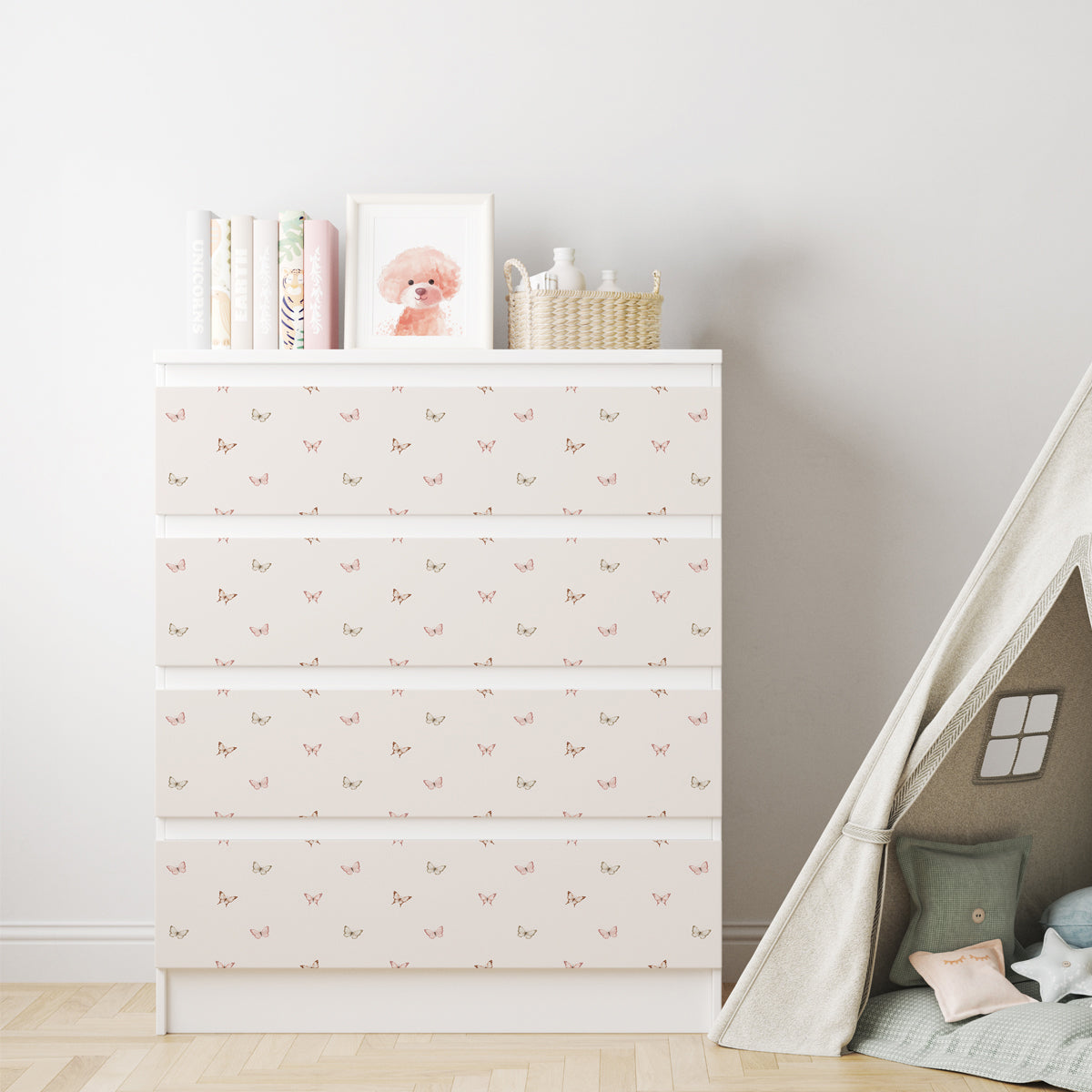 IKEA MALM med fyra lådor dekorerad med matt dekorfolie med små fjärilar i ett barnrum