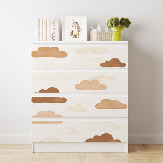 Vit IKEA MALM-byrå med fyra lådor och dekorfolie med moln i beige, bruna och ljusa naturtoner.