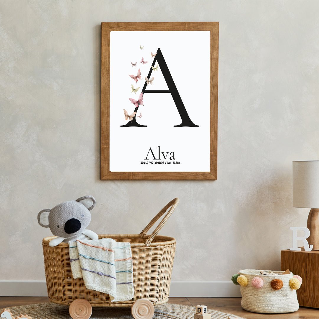 Namntavla Bokstav med fjärilar - Dekortorget